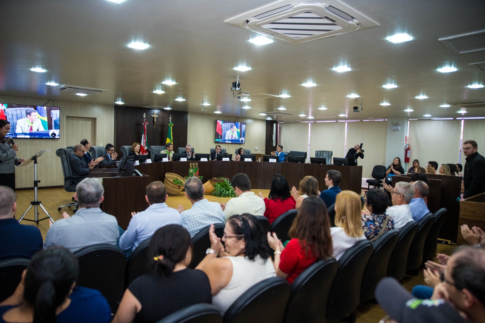 Foto colorida da plateia. Ao fundo da para ver o Tribunal Pleno.