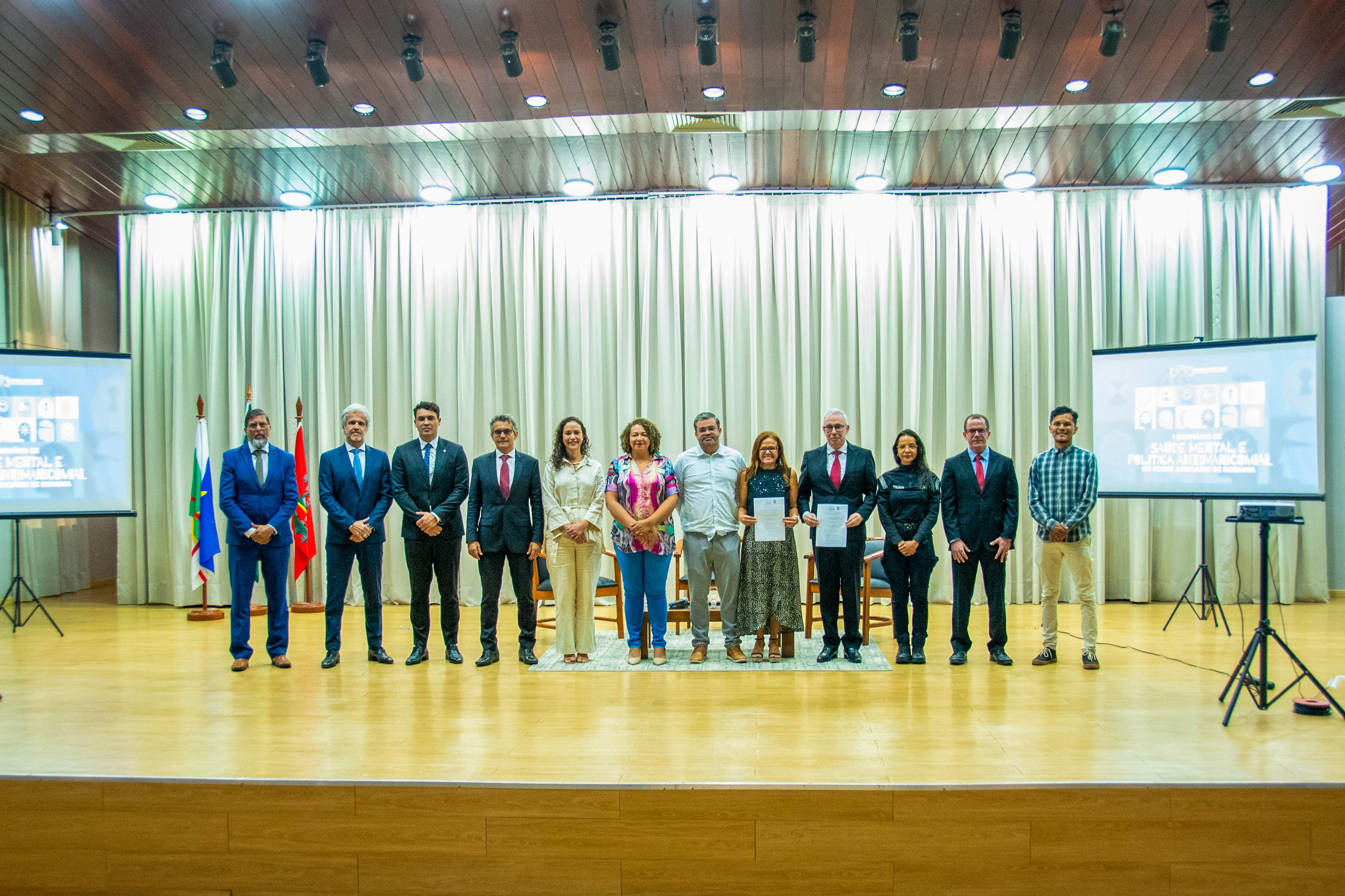 Foto colorida mostrando representantes de entidades do Estado posando para foto