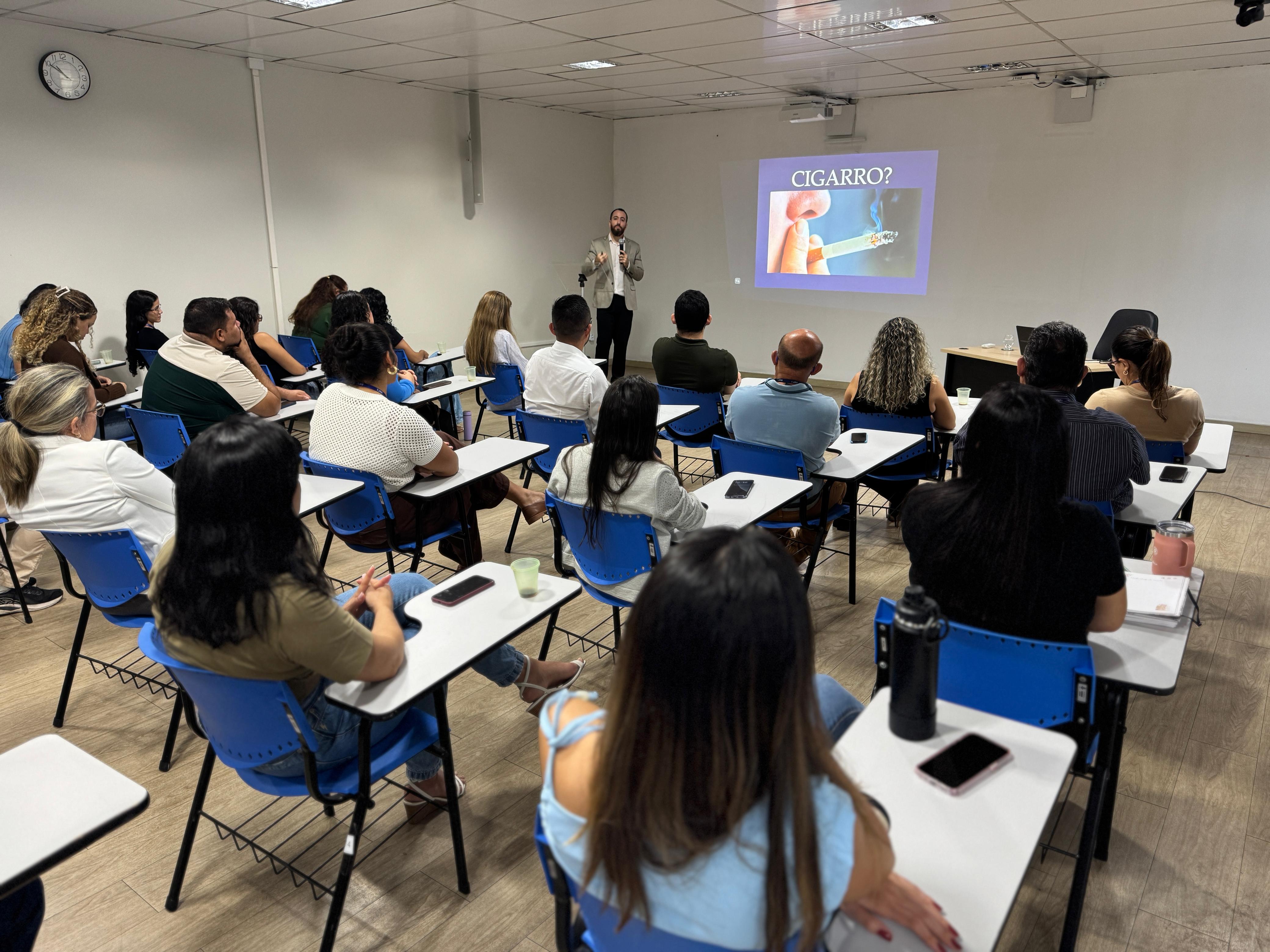Imagem colorida contém uma turma de integrantes do TJRR, assistindo palestra realizada pela Secretaria de Qualidade de Vida do Tribunal de justiça de Roraima (SQV/TJRR). Na frente da turma encontra-se o palestrante e secretário de Qualidade de Vida do TJRR, Hassan Syagha. Imagem colorida contém uma turma de integrantes do TJRR, assistindo palestra realizada pela Secretaria de Qualidade de Vida do Tribunal de justiça de Roraima (SQV/TJRR). Na frente da turma encontra-se o palestrante e secretário de Qualidade de Vida do TJRR, Hassan Syagha.
