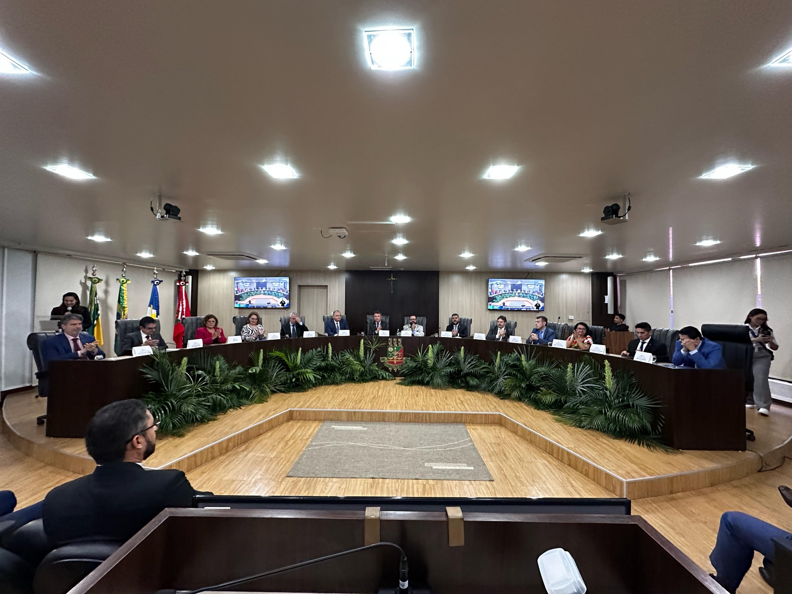 foto colorida em plano aberto mostrando a mesa de autoridades no Tribunal Pleno do TJRR. 