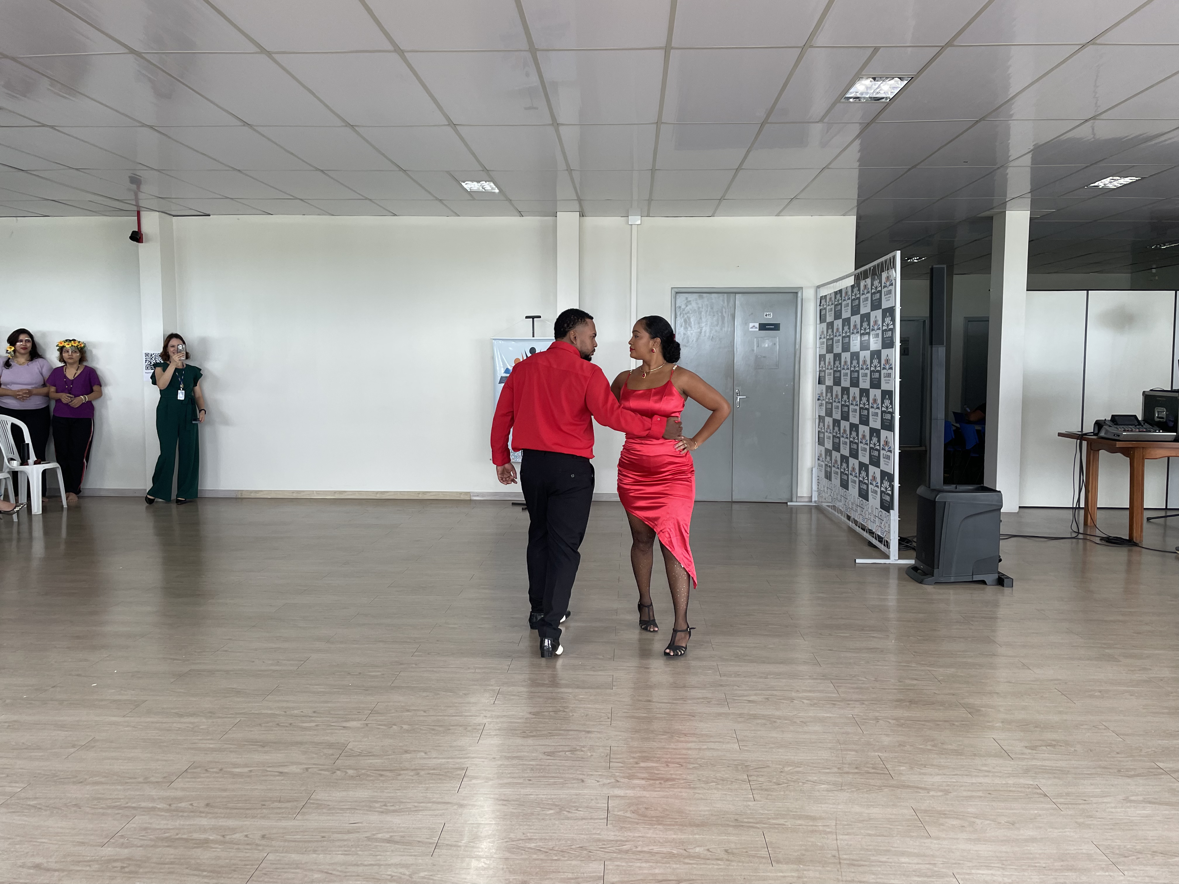 dupla de tango dançando 